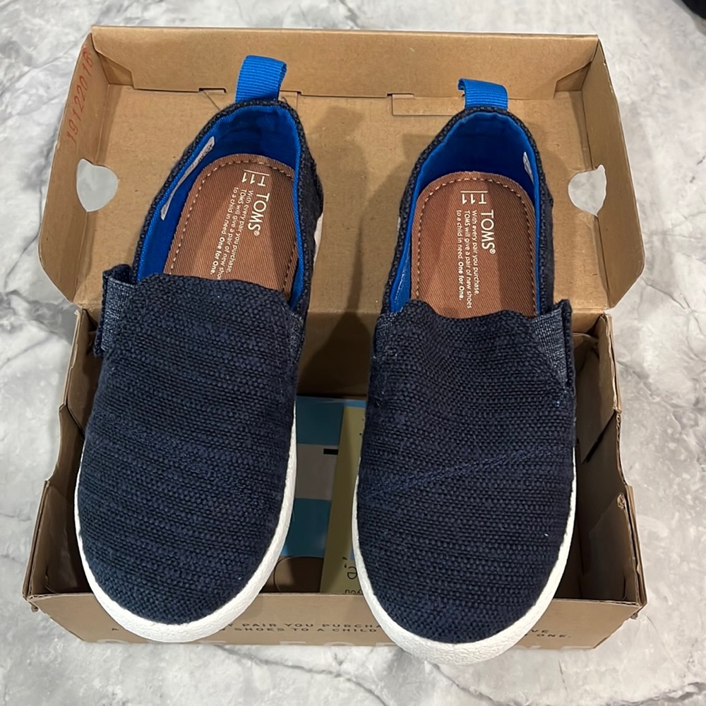 Navy blue canvas Tom’s.